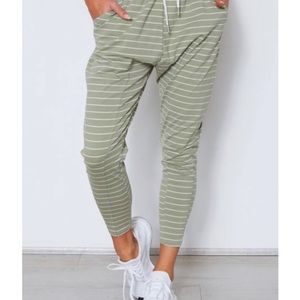 Drop it like it’s crotch pants olive green (M)